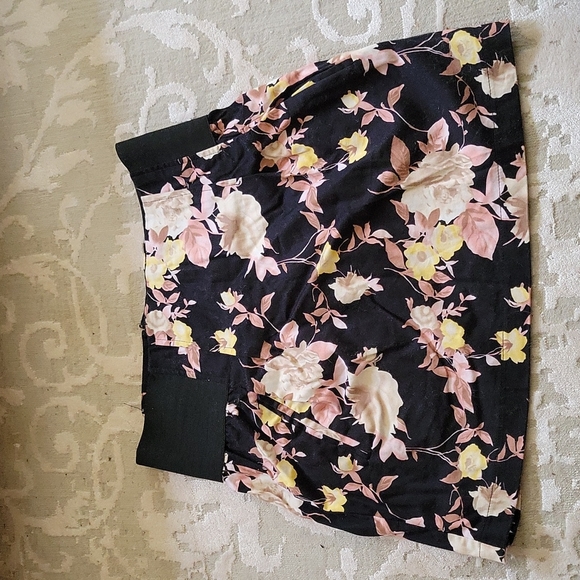 Floral miniskirt - Picture 1 of 3